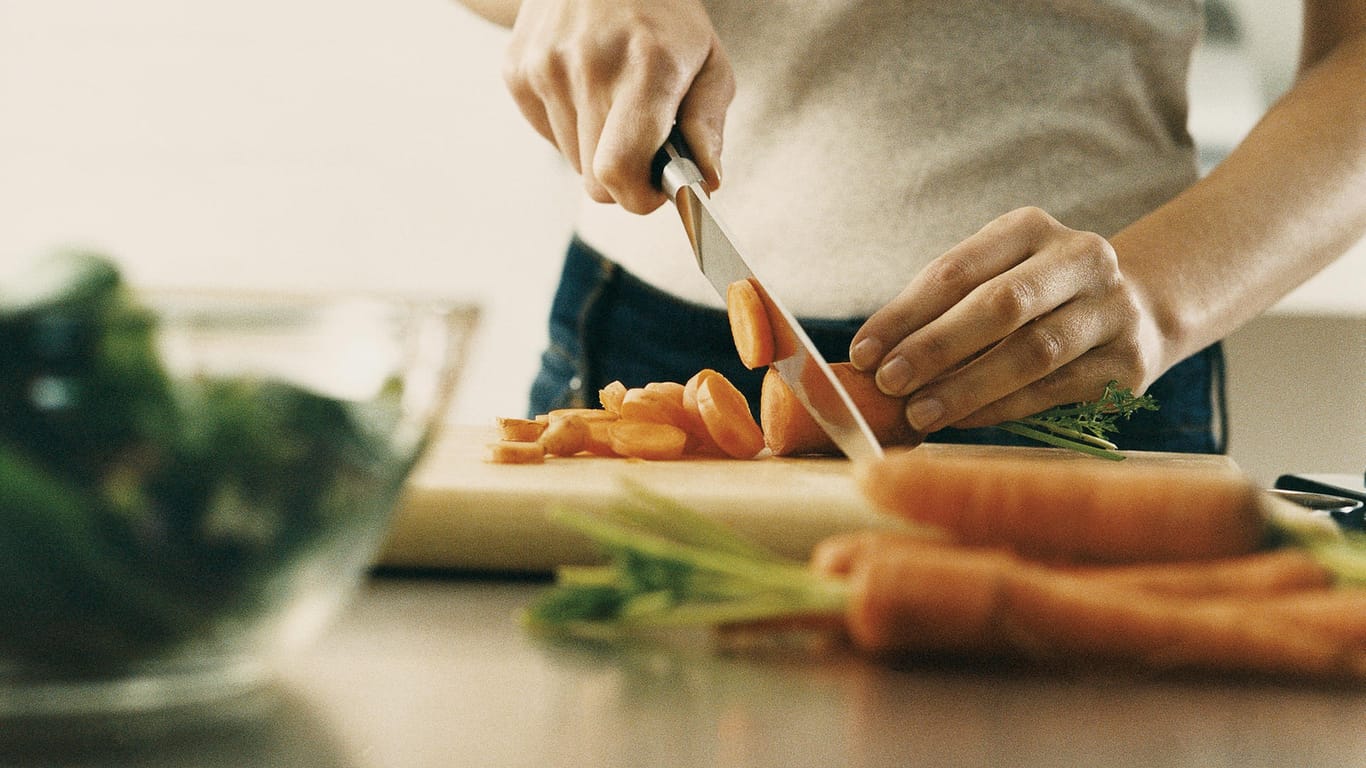 Eine Frau schneidet Gemüse