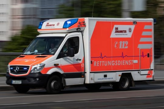 Rettungswagen (Symbolbild): Am Sonntag wurde ein Einsatzwagen in Geesthacht beschädigt.