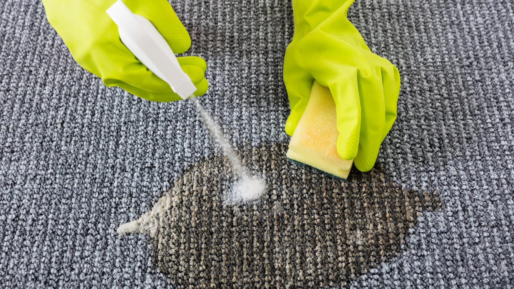 Teppich reinigen: Hausmittel und Tipps für die richtige Pflege