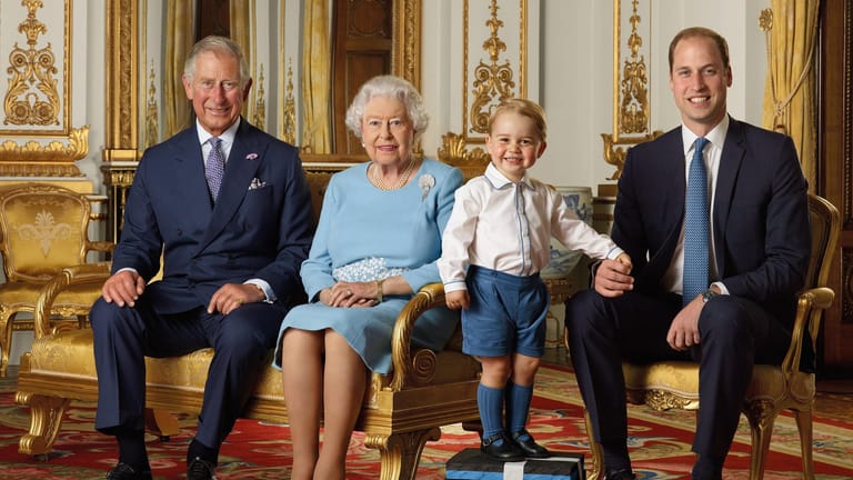 April 2016: Die Queen posiert mit ihren Thronfolgern Prinz Charles, Prinz George und Prinz William.