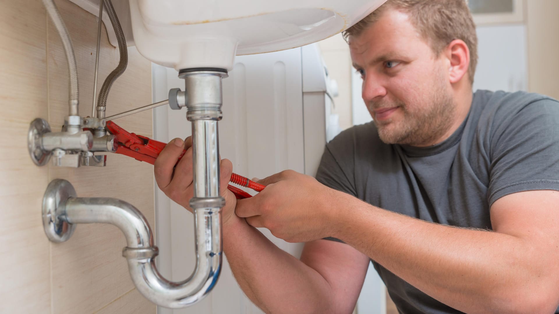 Handwerker arbeitet am Waschbecken