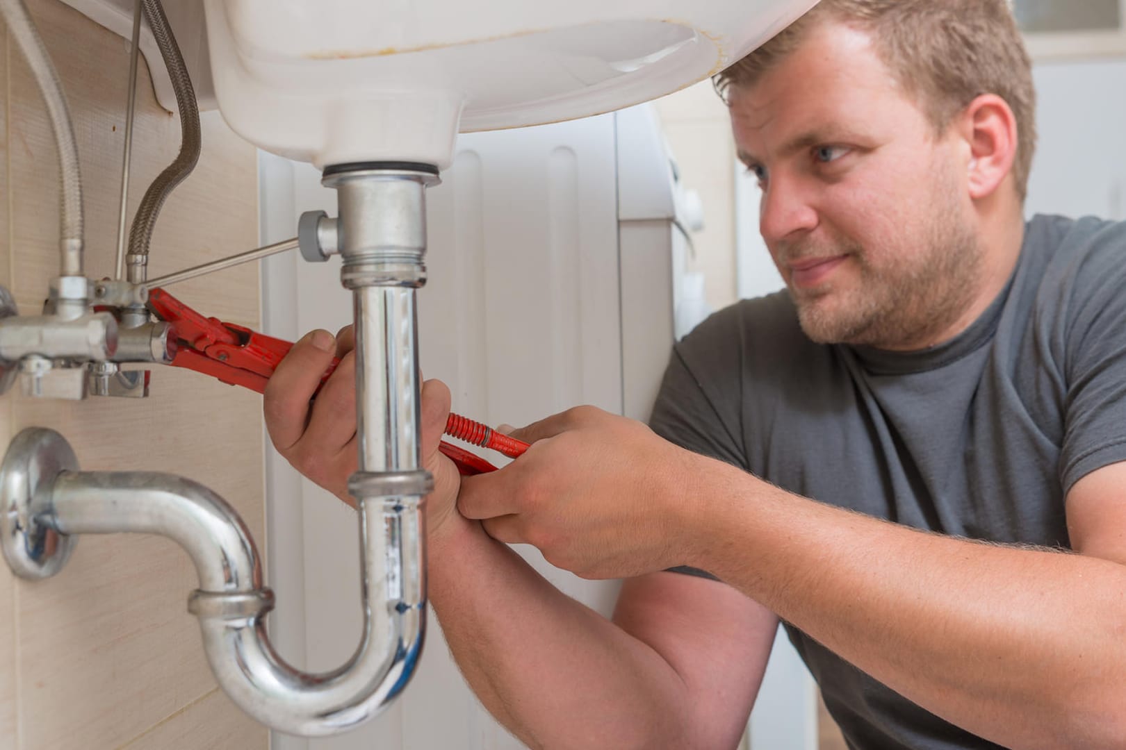 Handwerker arbeitet am Waschbecken