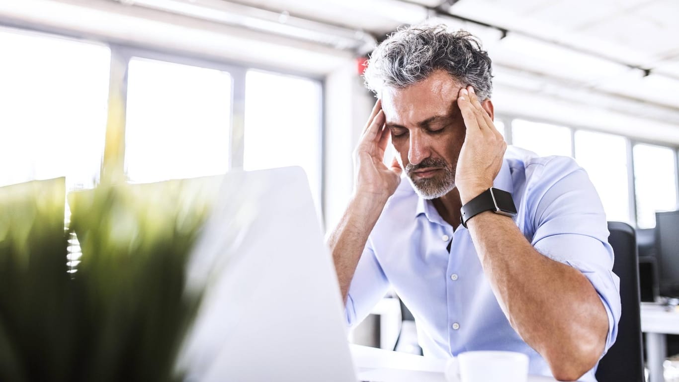 Gestresster Mann: Kopfschmerzen und Abgeschlagenheit zählen zu den typischen Stresssymptomen.