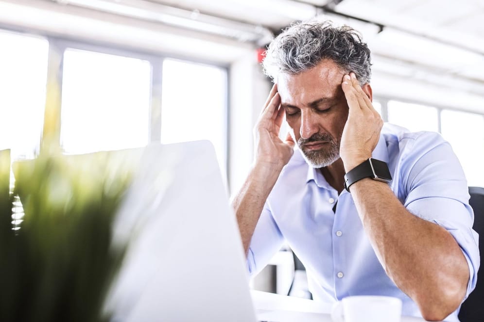 Gestresster Mann: Kopfschmerzen und Abgeschlagenheit zählen zu den typischen Stresssymptomen.