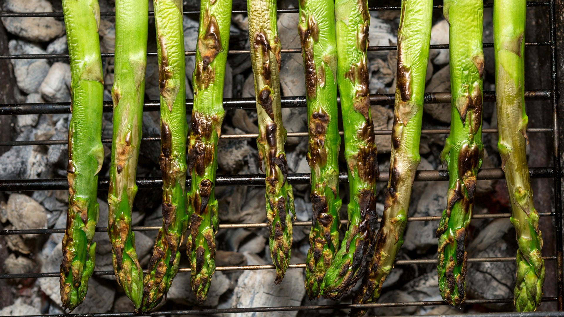 Spargel auf dem Grill: Spargelstangen sollten keiner extremen Hitze ausgesetzt werden, sie verbrennen sonst schnell.