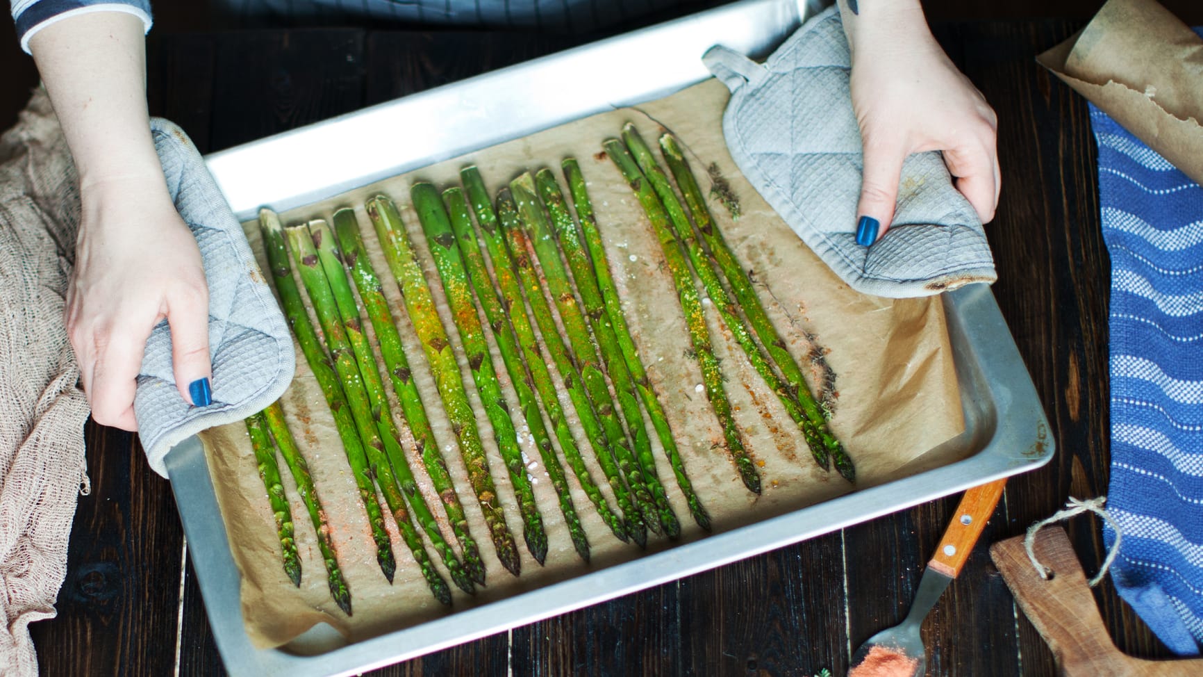 Spargel auf dem Backblech: Die Stangen lassen sich auch im Backofen zubereiten.