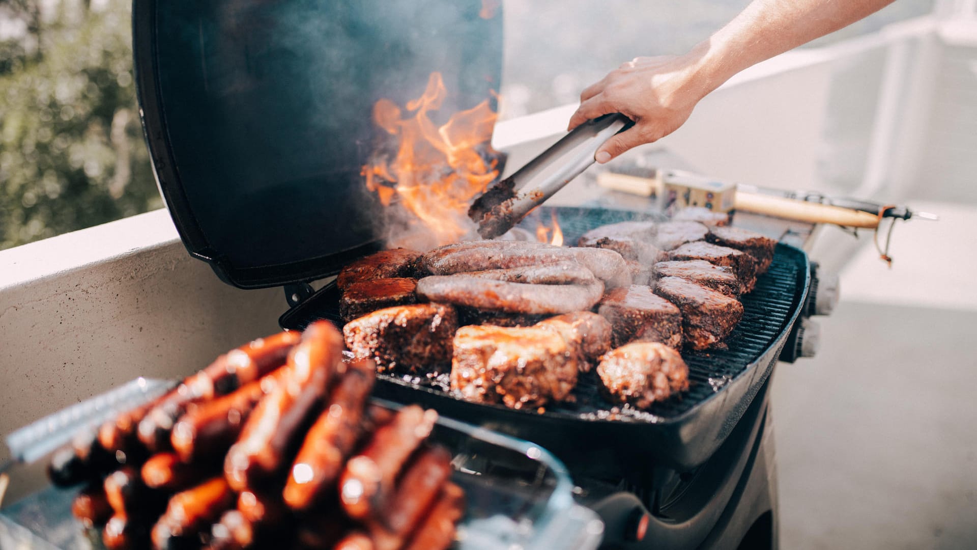 Grill auf dem Balkon