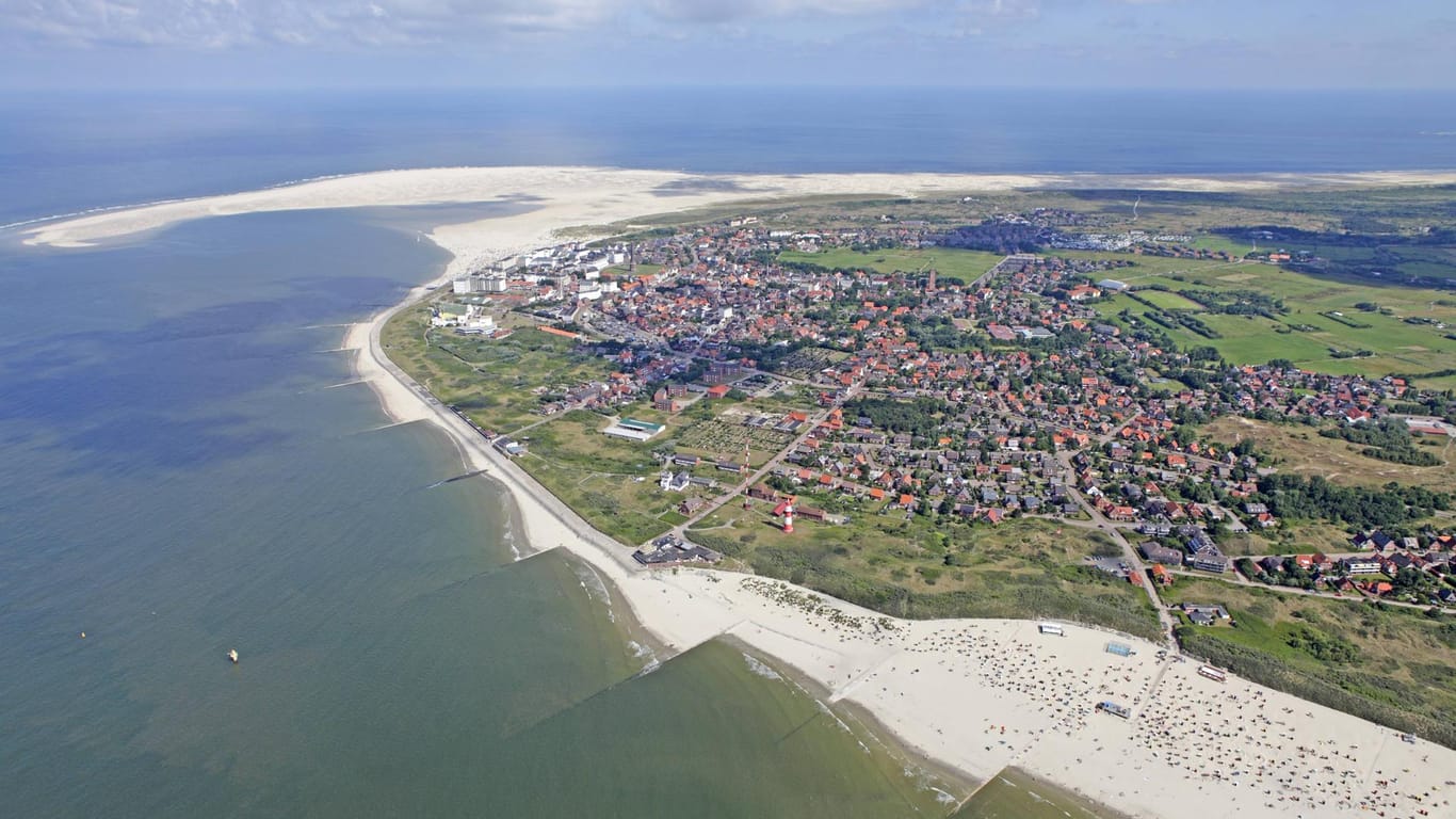 Luftaufnahme: Borkum ist mit knapp 31 Quadratkilometern die größte der sieben bewohnten Ostfriesischen Inseln in der Nordsee.