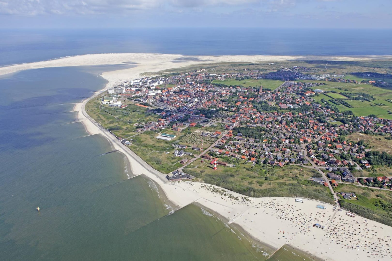 Luftaufnahme: Borkum ist mit knapp 31 Quadratkilometern die größte der sieben bewohnten Ostfriesischen Inseln in der Nordsee.