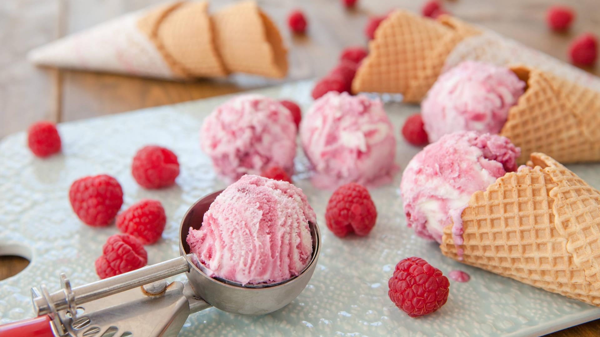 Himbeereis und Eiswaffeln: Eis ist nicht gleich Eis. So gibt es riesige Unterschiede in der Konsistenz des Gefrorenen, den Aromen oder gar der Becherkreationen.