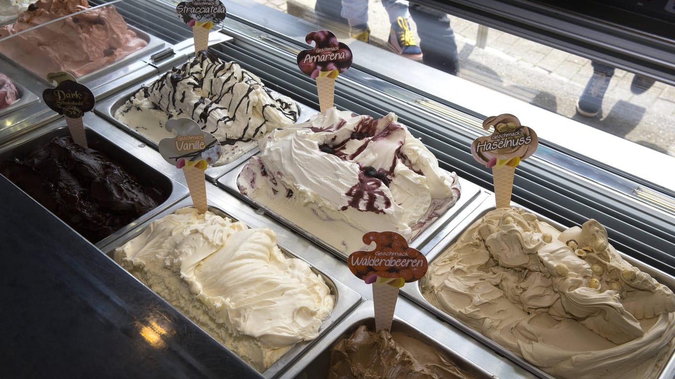 Eistheke: Vanilleeis (Mitte) ist nicht nur in Deutschland, sondern auch in den USA beliebt. Dort wird jedes Jahr am 23. Juli der National Vanilla Ice Cream Day (Vanilleeis-Tag) gefeiert.