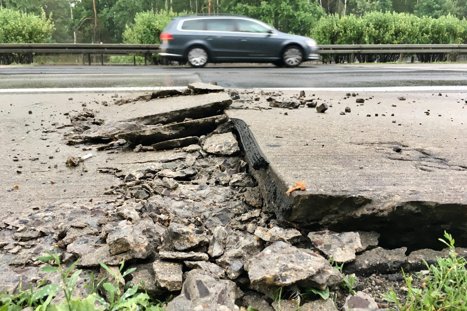 Blow-up auf der Autobahn: Bereits Temperaturen ab 30 Grad genügen, um den Beton zum Aufplatzen zu bringen.