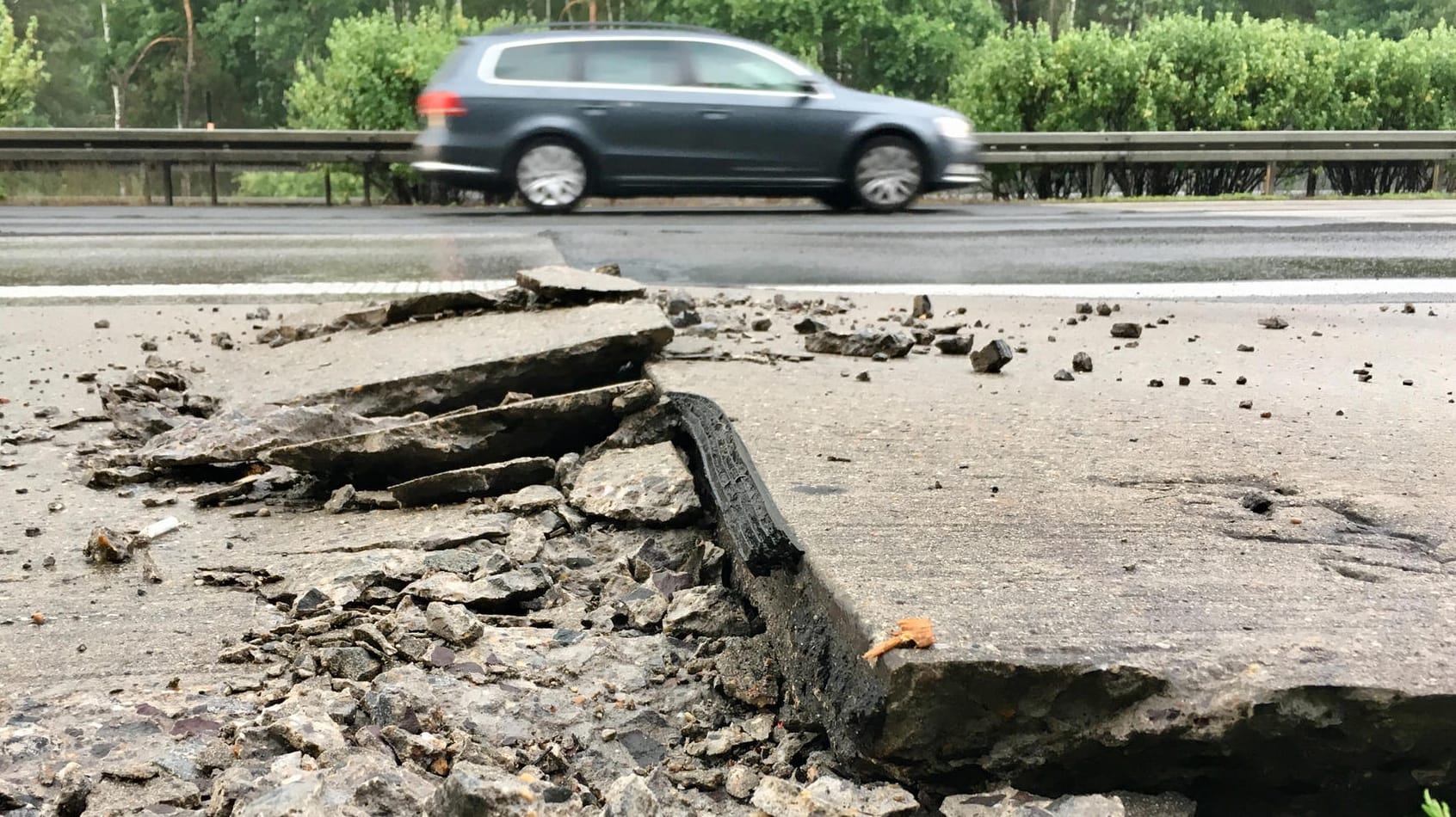 Blow-up auf der Autobahn: Bereits Temperaturen ab 30 Grad genügen, um den Beton zum Aufplatzen zu bringen.