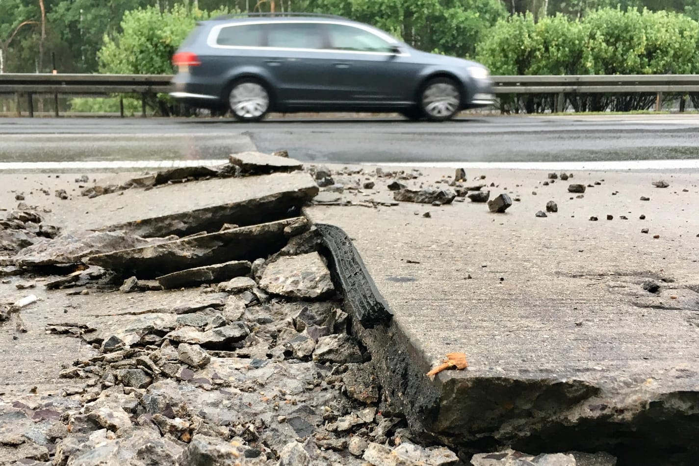 Blow-up auf der Autobahn: Bereits Temperaturen ab 30 Grad genügen, um den Beton zum Aufplatzen zu bringen.