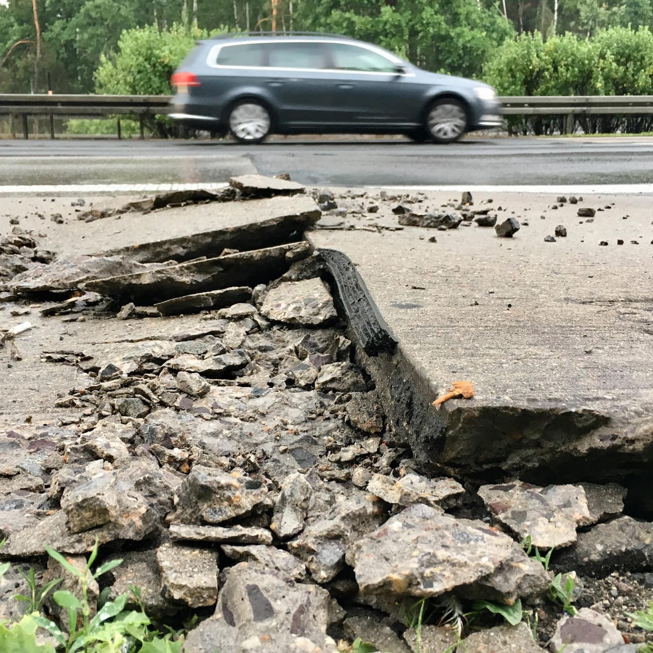 Blow-up auf der Autobahn: Bereits Temperaturen ab 30 Grad genügen, um den Beton zum Aufplatzen zu bringen.