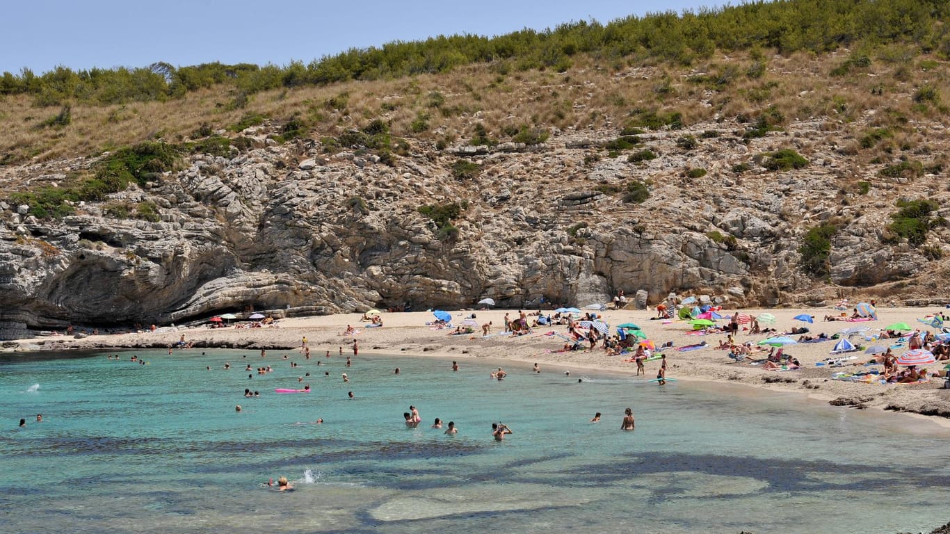 Cala Torta: An dem 150 Meter langen Strand sonnen sich nicht nur FKK-Freunde. Dennoch zählt er neben Son Real zu den beliebtesten FKK-Stränden auf der Baleareninsel.