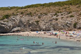 Cala Torta: An dem 150 Meter langen Strand sonnen sich nicht nur FKK-Freunde. Dennoch zählt er neben Son Real zu den beliebtesten FKK-Stränden auf der Baleareninsel.