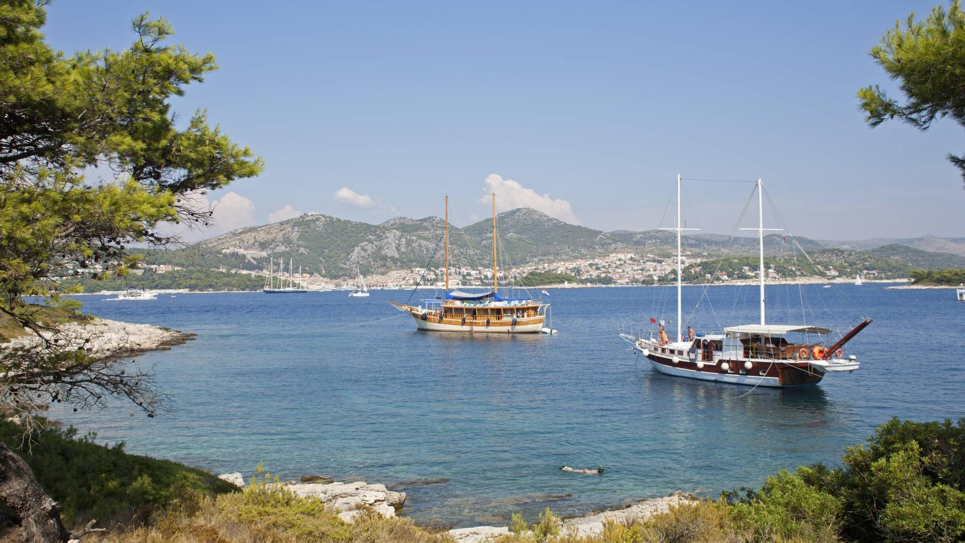 Stipanska: Ausflugsboote ankern vor der Insel Stipanska. Im Hintergrund sieht man die Insel Hvar.