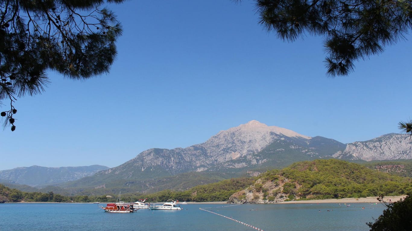 Antalya: Der Ort punktet mit langen Sandstränden, türkisfarbenem Meer und malerischen Naturlandschaften.
