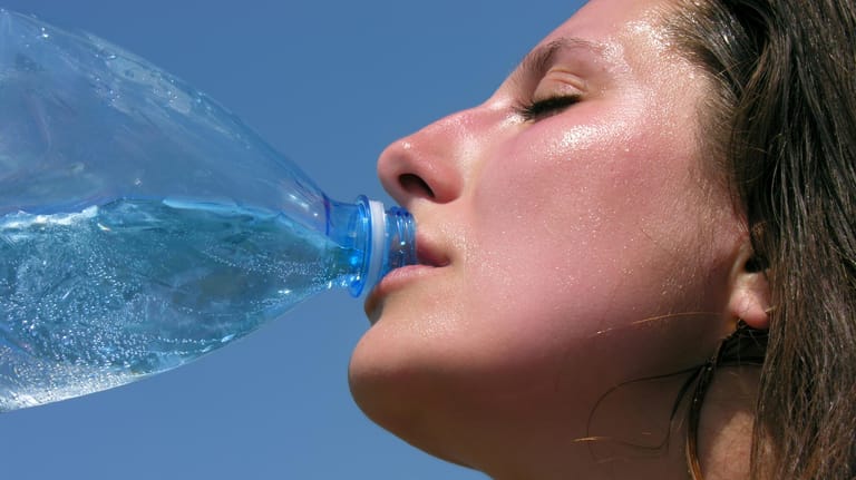 Wasser trinken: Bei Kreislaufproblemen sollte immer auf ausreichend Flüssigkeit geachtet werden.