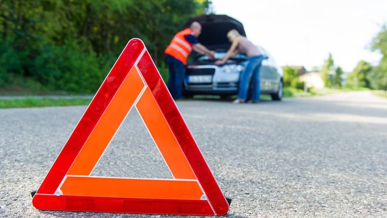 Warndreieck: Autofahrer sollten es mindestens 50 Meter vor der Unfallstelle aufbauen.
