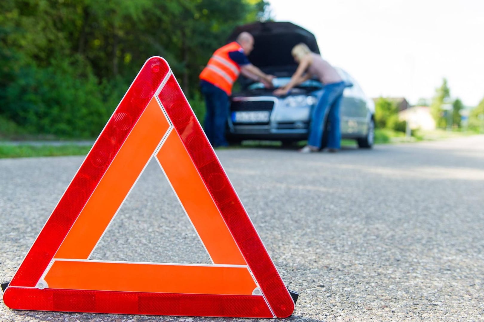 Warndreieck: Autofahrer sollten es mindestens 50 Meter vor der Unfallstelle aufbauen.