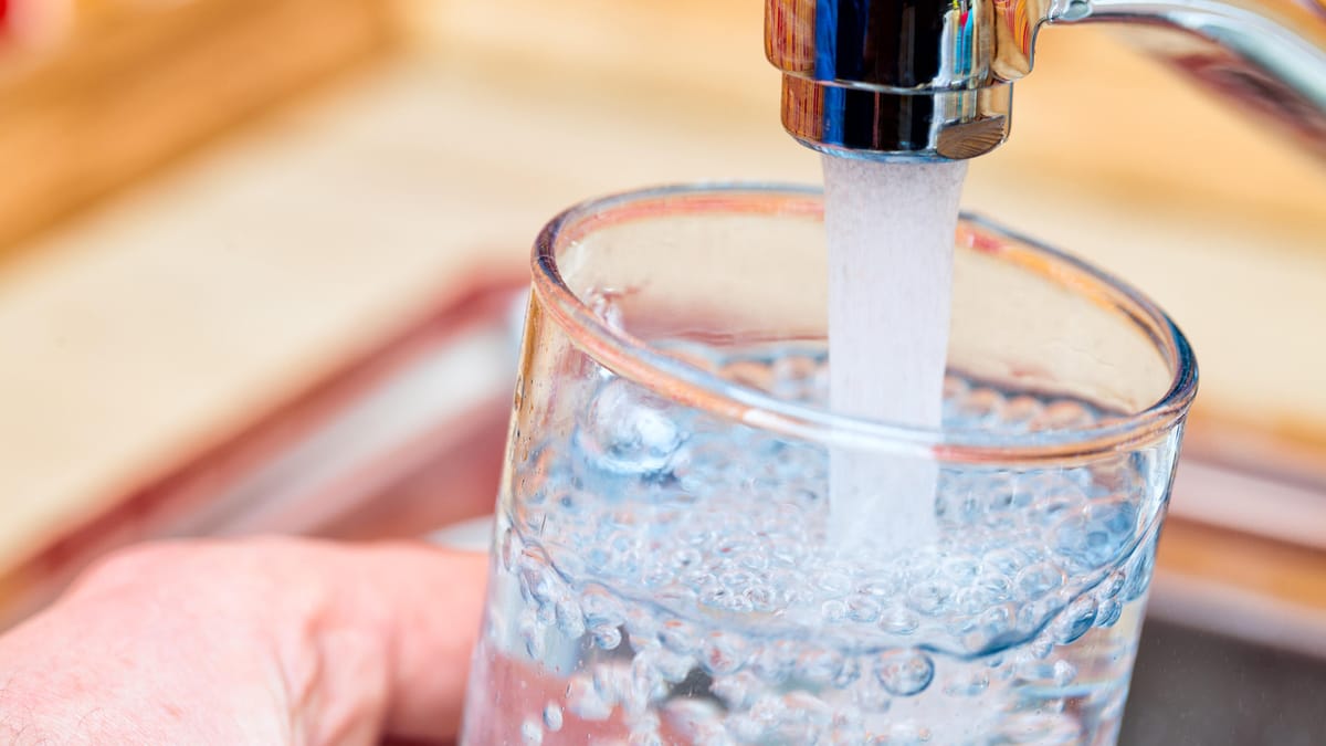 Kann man zu viel Wasser trinken? Das kann im Körper passieren