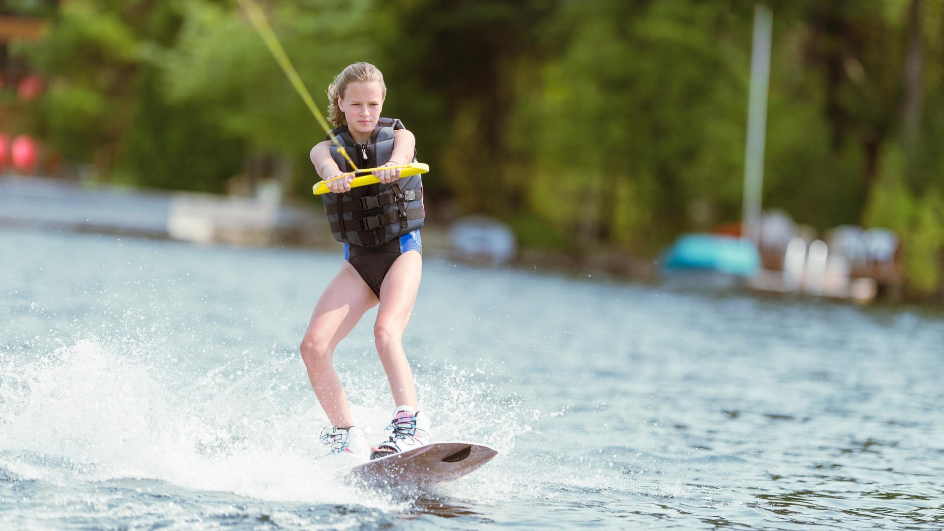 Wakebord: In einer Wasserski- und Wakeboardanlage findet jeder die willkommene Abkühlung.