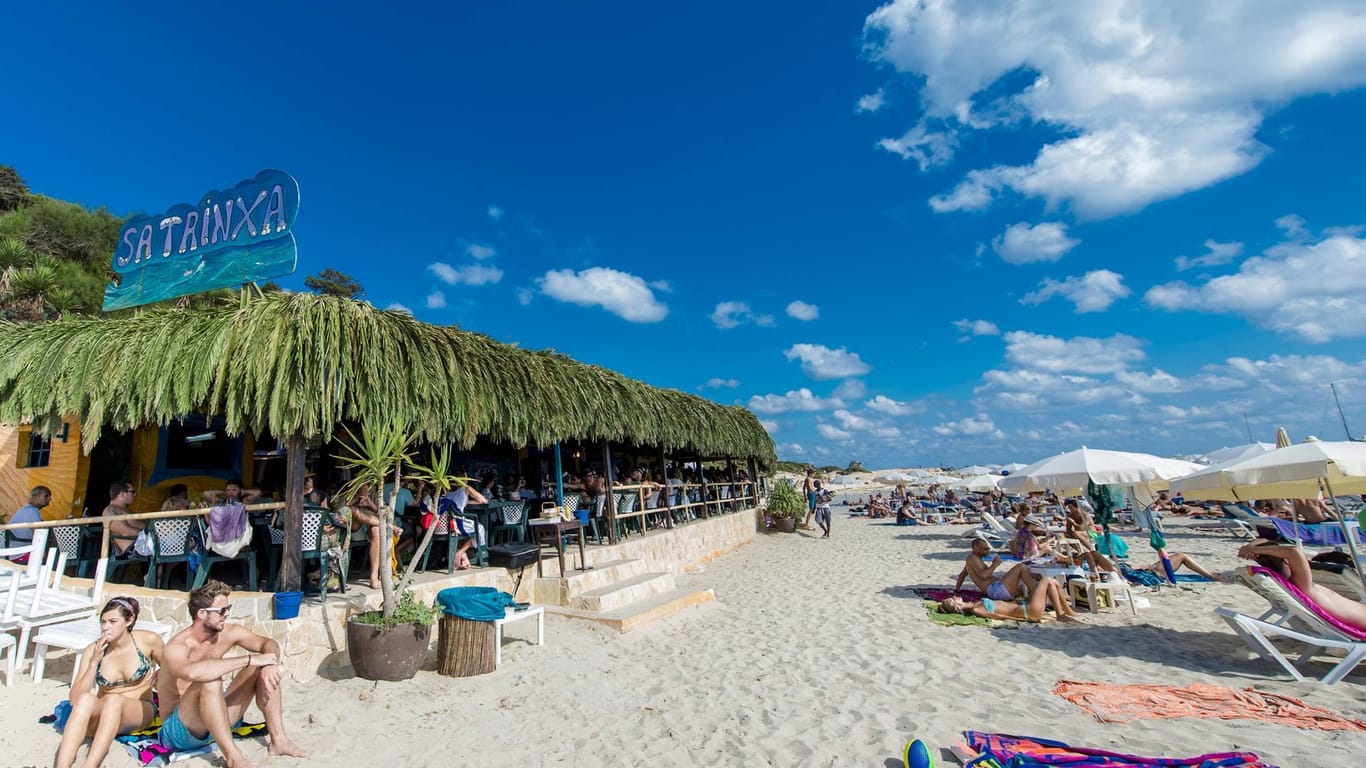 Playa de Ses Salines: In der Strandbar "Sa Trinxa" trifft sich die jugendliche Partyszene. Hier wird schon tagsüber getanzt.