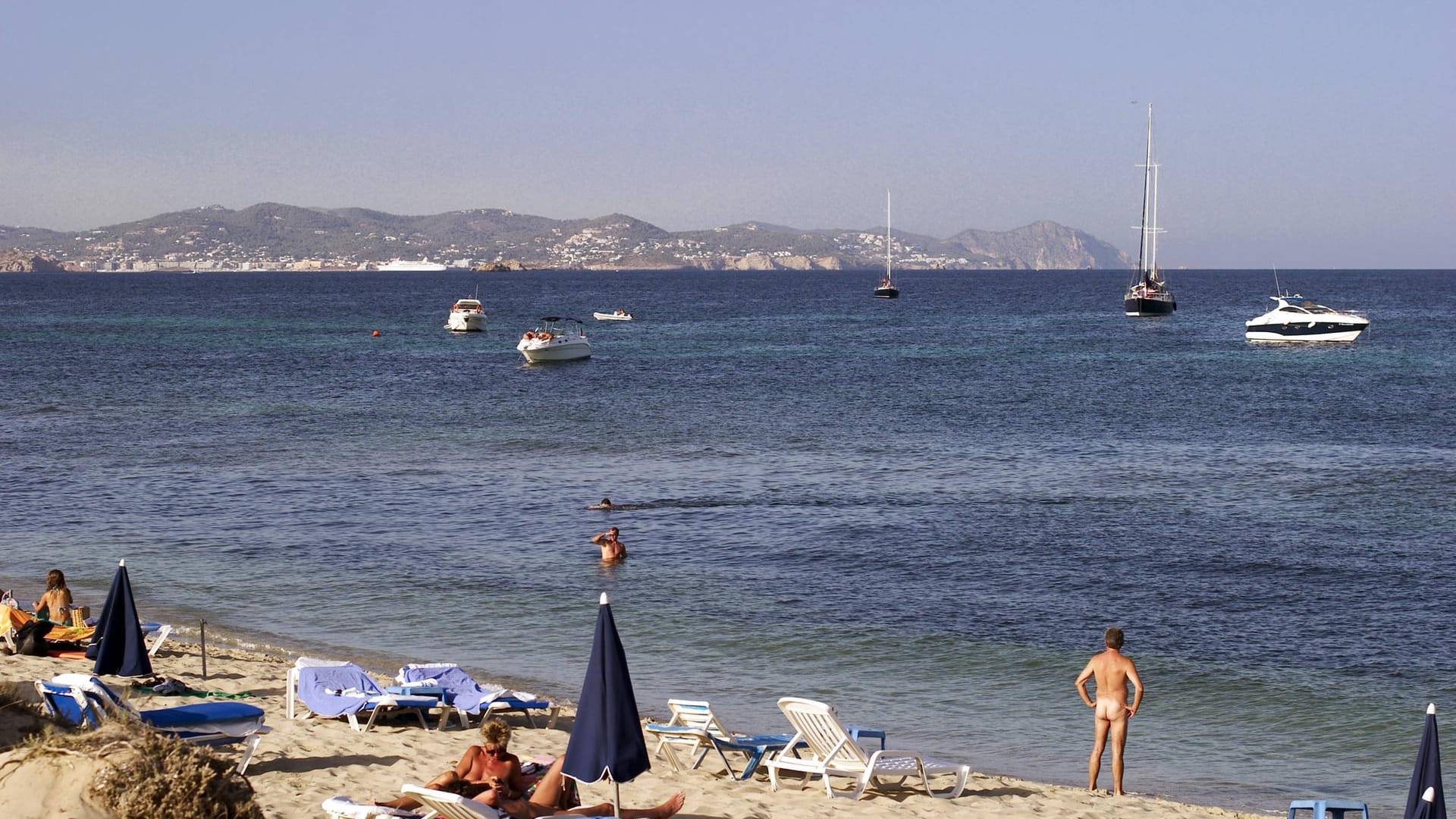 Playa des Cavallet: Da sich der Strand in einem Naturschutzgebiet befindet, ist das Hinterland weitgehend unbebaut.