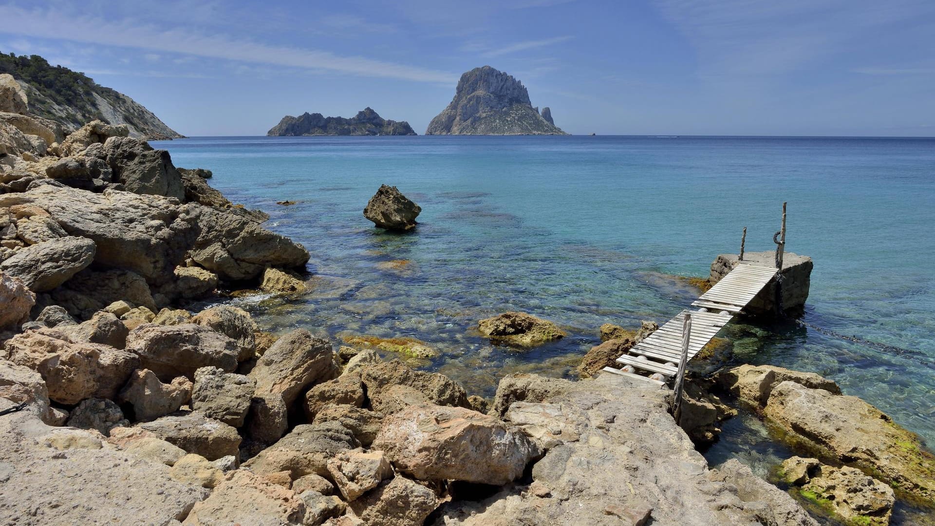 Cala d'Hort: Von der Bucht hat man einen fantastischen Blick auf die Insel Es Vedra, die nur wenige hundert Meter von der Küste entfernt ist.