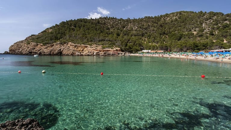 Cala de Benirràs: Die kleine Bucht im Norden punktet mit einem schönen Kiesstrand und glasklarem Wasser.