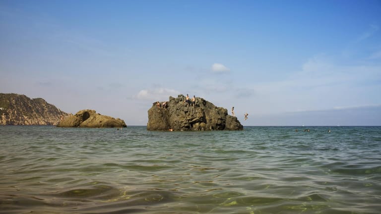 Cala de S'Aigua Blanca: Der FKK-Strand, der kein reiner Nacktbadestrand ist, erstreckt sich entlang einer Steilküste.