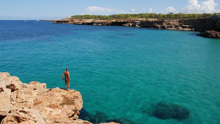 Cala Comte: Das azurblaue Wasser und die kargen Felsen sind die Markenzeichen der Bucht an der Westküste Ibizas.