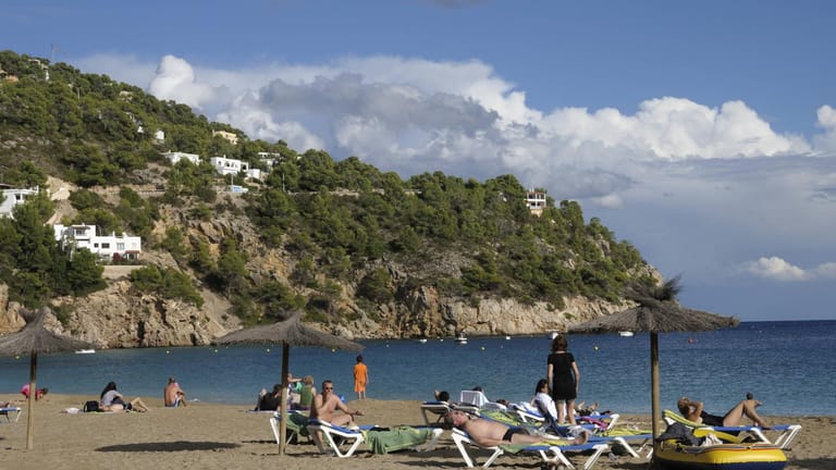 Cala de Sant Vicent: An der Bucht mit breitem Strand und strahlend tiefblauem Wasser finden Sie auch in der Hochsaison noch ein Plätzchen.
