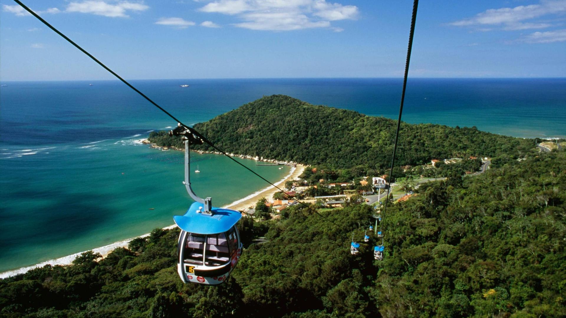 Seilbahn im Unipraias Park von Balneário Camboriú: Ein Tagesausflug von der Küstenstadt zum FKK-Strand Praia do Pinho ist problemlos möglich.