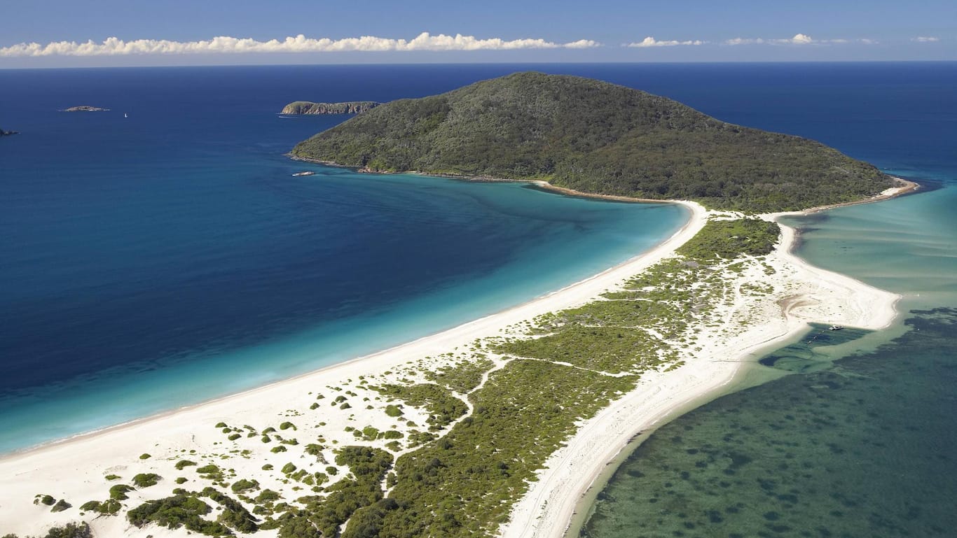 New South Wales: Malerische Buchten und Strände prägen den australischen Bundesstaat im Südosten des Landes, wie die Providence Bay (l.) und der Jimmy's Beach (r.).