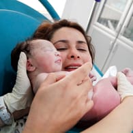 Entbindung im Kreissaal: Viele Frauen haben Angst vor einem Dammschnitt bei der Geburt. Dabei ist der Eingriff gar nicht immer nötig.