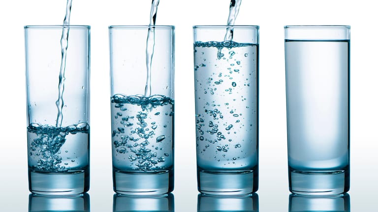 Wassergläser: Es wird empfohlen, täglich rund 1,5 Liter zu trinken.
