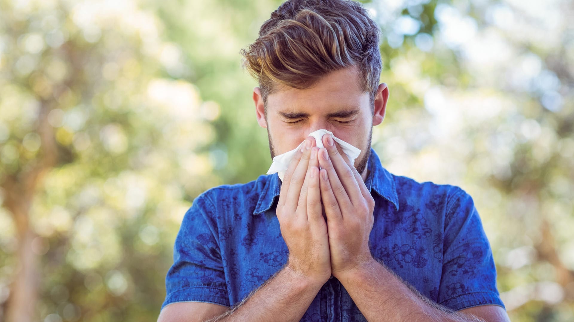 Niesen: Insbesondere Frühblüher und Gräser führen bei den Betroffenen zu allergischem Schnupfen.