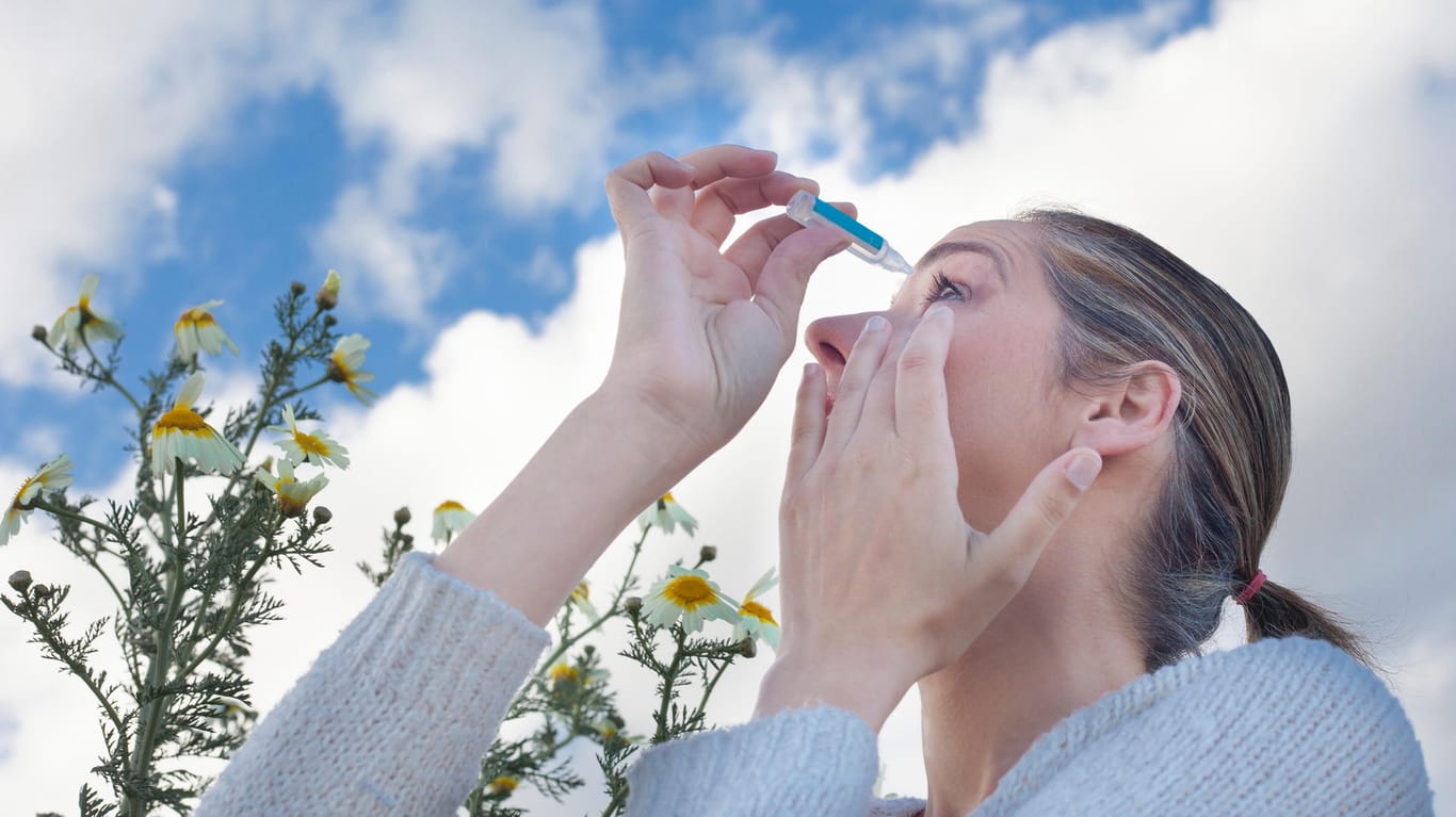 Augentropfen: Sie eignen sich ebenso wie Tabletten und Nasensprays zur Behandlung von Heuschnupfen-Symptomen.