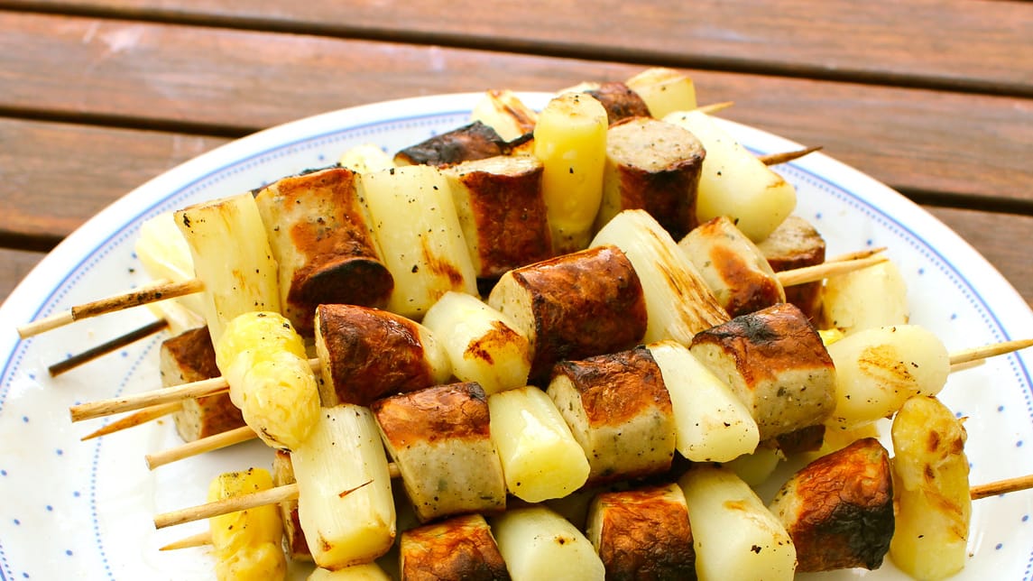 Spargel-Bratwurst-Spieße: Wenn die Bratwurst-Stücke schön braun und knusprig sind, ist der Spargel-Spieß fertig.