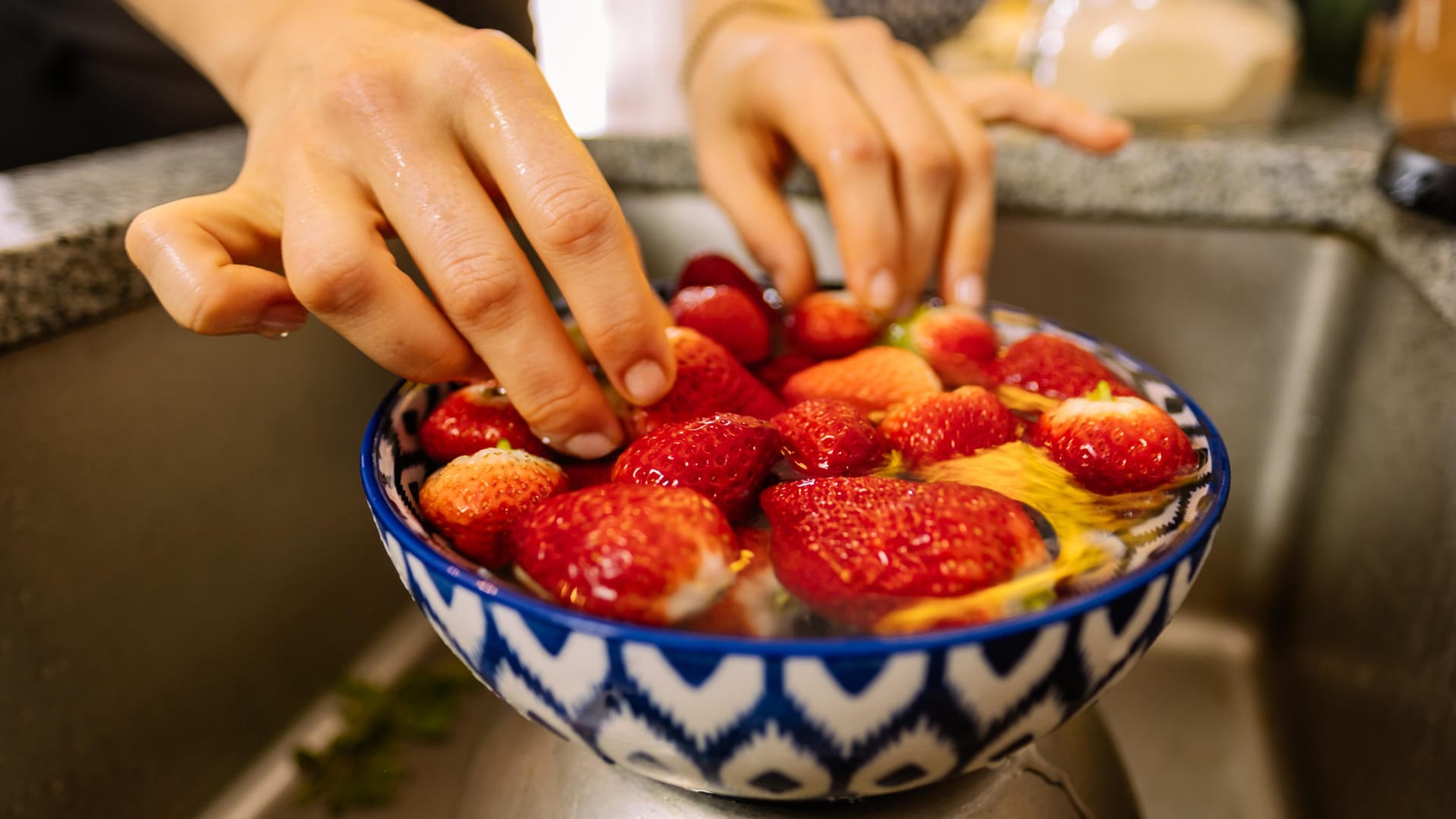 Erdbeeren: Am besten waschen Sie Erdbeeren in einem Wasserbad.