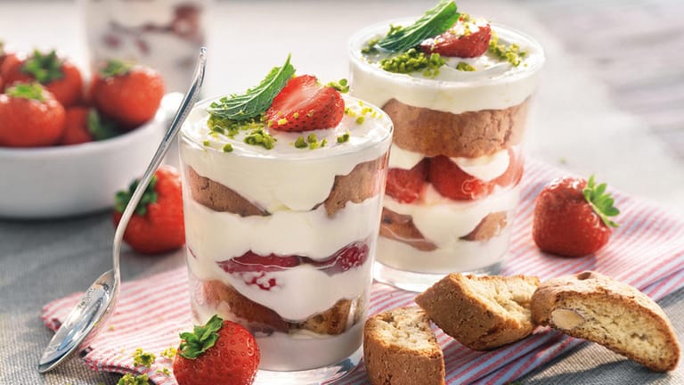 Dessert mit Erdbeeren: Das fruchtige Tiramisu hat circa 700 Kilokalorien pro Portion.