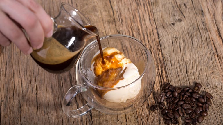 Klassischer Eiskaffee: Gießen Sie kalten Espresso über ein bis zwei Kugeln Vanilleeis.