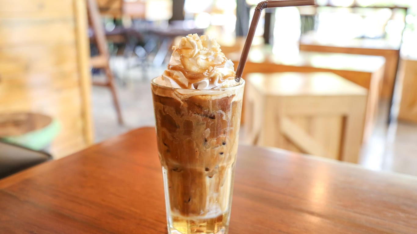 Eiskaffee: Sahne verleiht dem Getränk die richtige Note.