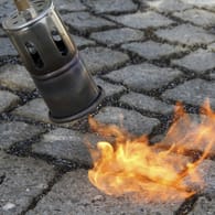 Abflammgerät: Mit dem Feuer können Sie mühelos lästiges Moos zwischen den Pflasterfugen entfernen.