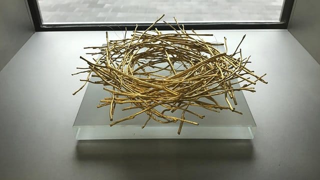 Blick auf die Vogelnest-Nachbildung aus Feingold: Das Kunstwerk war vor rund zwei Jahren aus einer Marzahner Grundschule gestohlen worden.