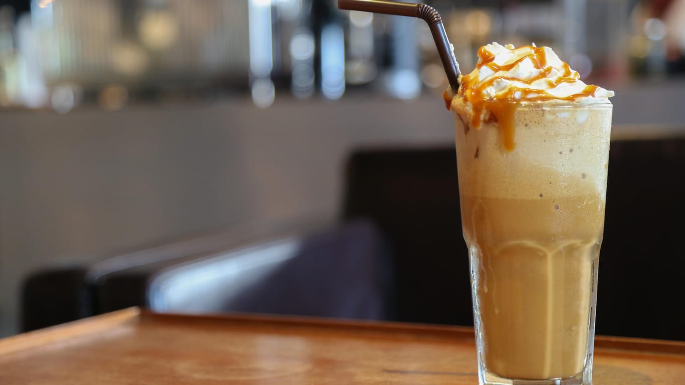 Eiskaffee: Ein klassischer Eiskaffee wird im Glas statt in der Tasse serviert.