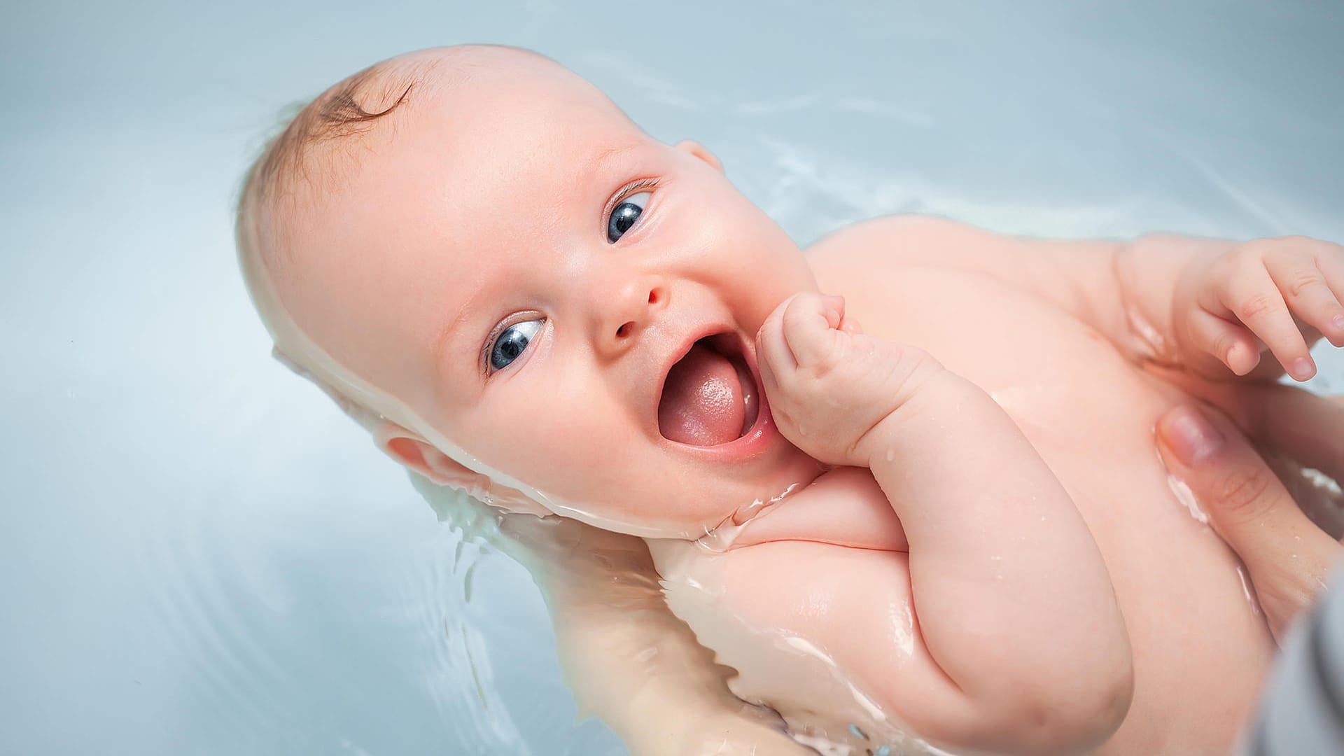 Baby in der Badewanne: Das Wasser sollte etwa 37 Grad warm sein.